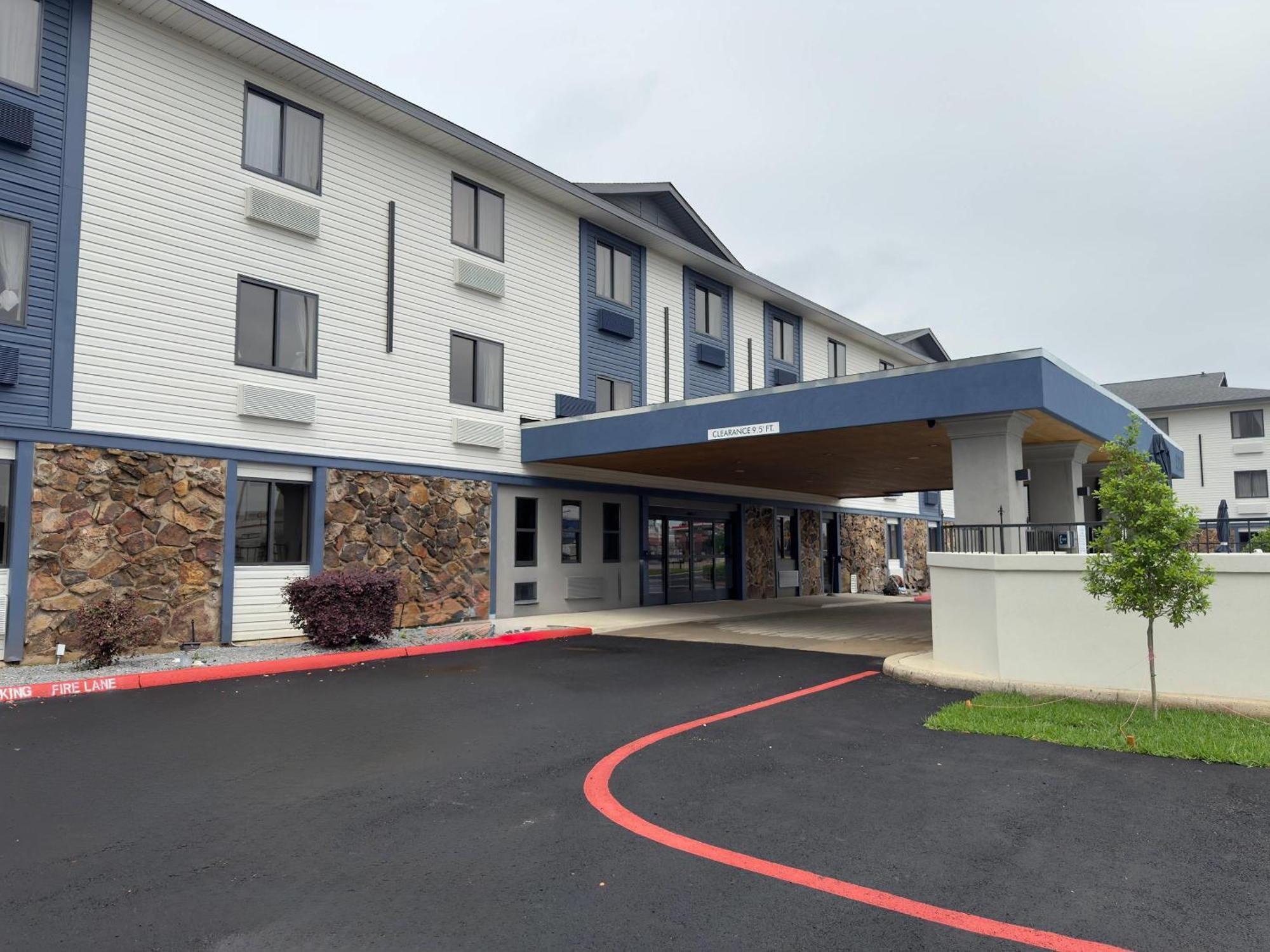 Clarion Pointe Hotel Shreveport Exterior photo