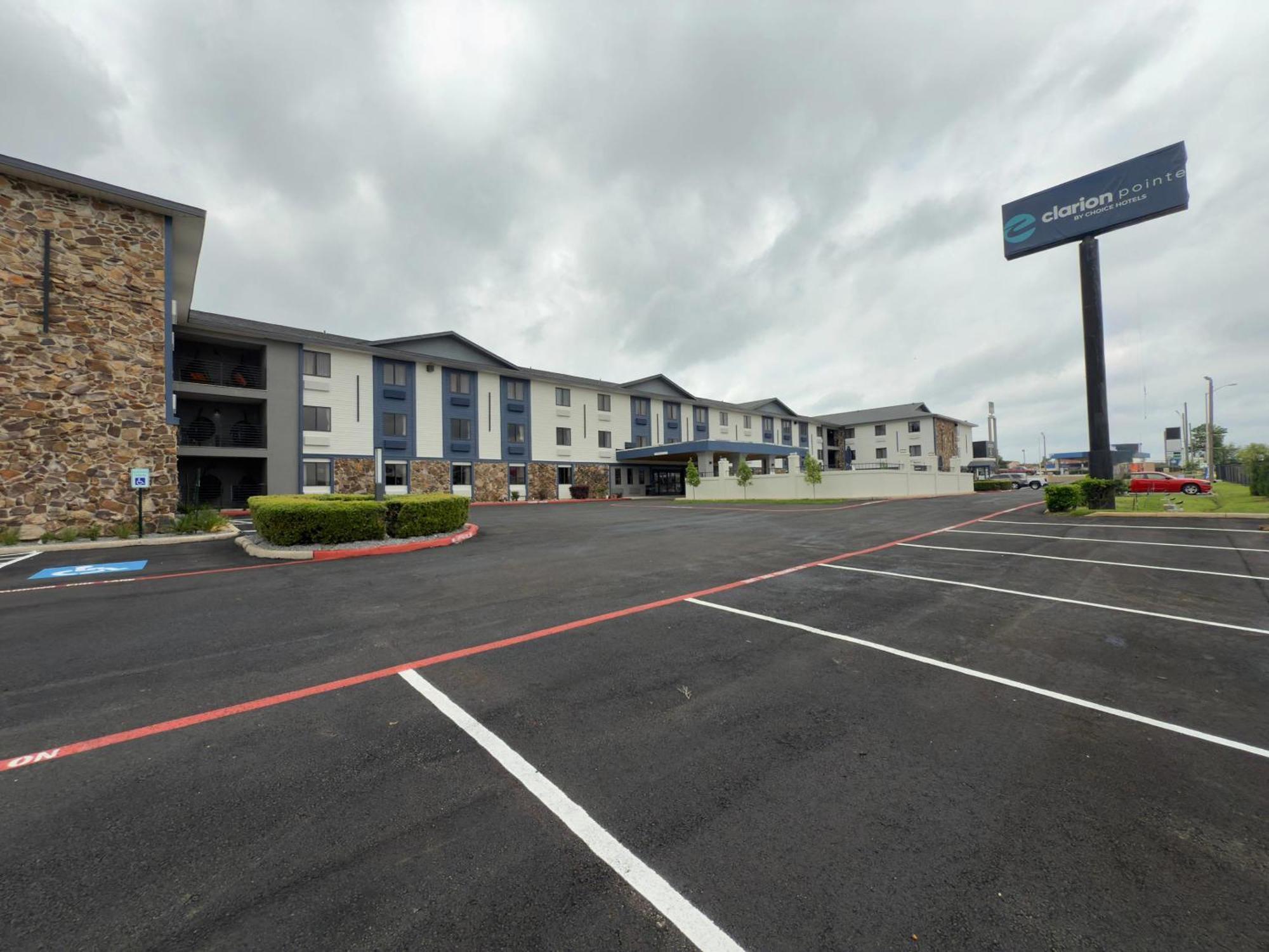 Clarion Pointe Hotel Shreveport Exterior photo