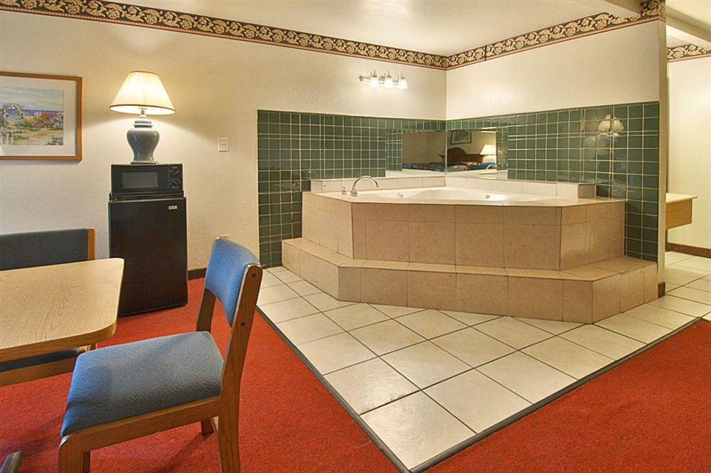 Clarion Pointe Hotel Shreveport Room photo