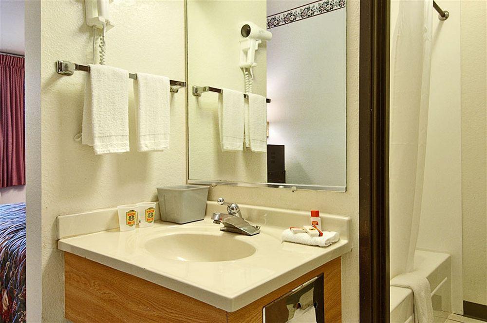 Clarion Pointe Hotel Shreveport Room photo